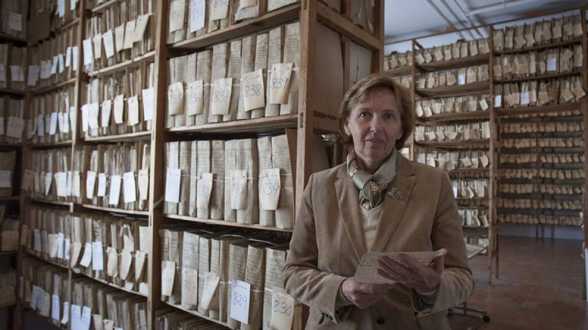 Lilianne Dhalman, presidenta de la Fundación Casa Medina-Sidonia, en uno de las salas de la valiosa biblioteca