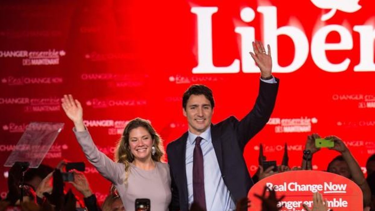 El líder del Partido Liberal de Canadá, Justin Trudeau, y su mujer, Sophie, saluda a su electorado, en Montreal, este martes.