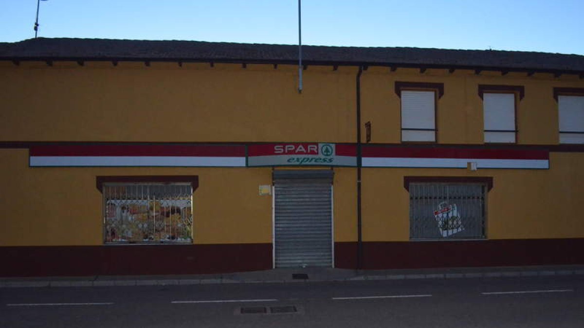 Supermerado de Pobladura de Pelayo García, cerrado ayer a última hora de la tarde. MEDINA