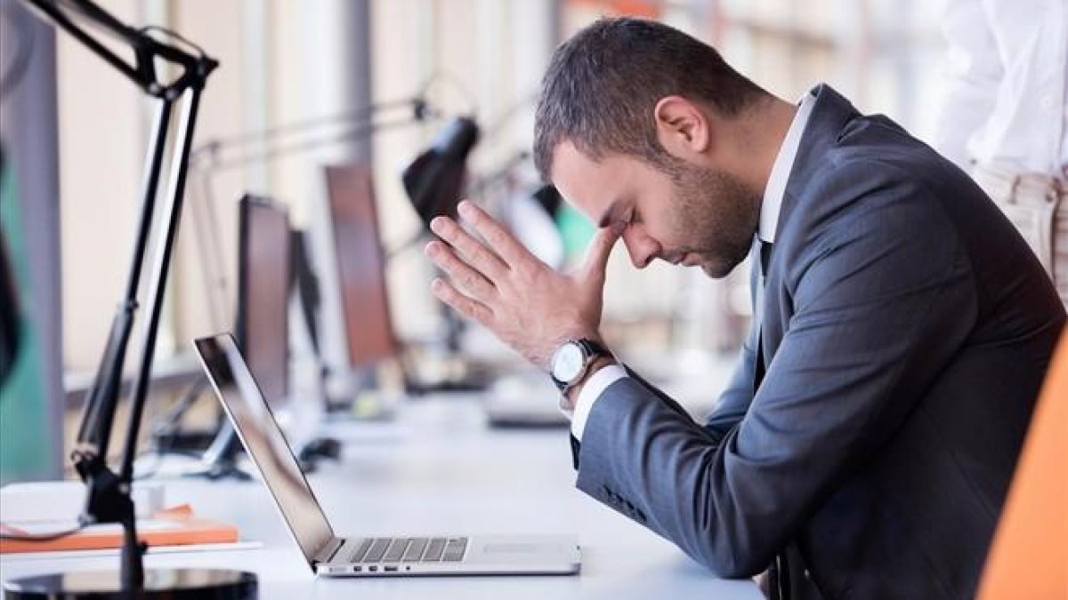 Un chico en la oficina sin poder trabajar.