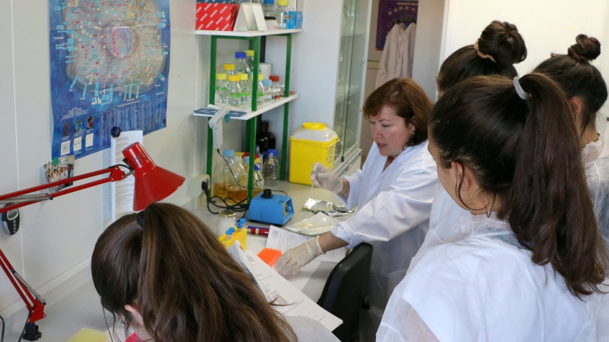 Carmen Marín con alumnas de Bachillerato durante uno de los talleres celebrados este año con motivo del Día Internacional de la Mujer y la Niña en Ciencia. ULE