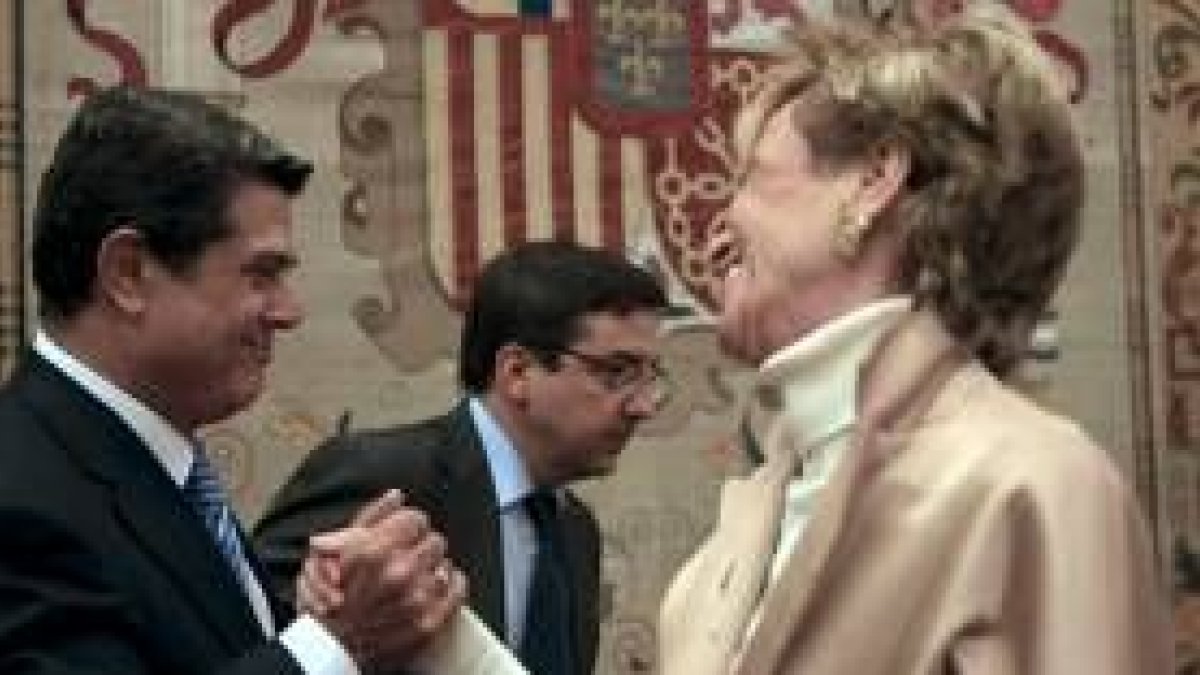 Trillo y Fernández de la Vega se saludan en la comisión constitucional del Congreso de los Diputados
