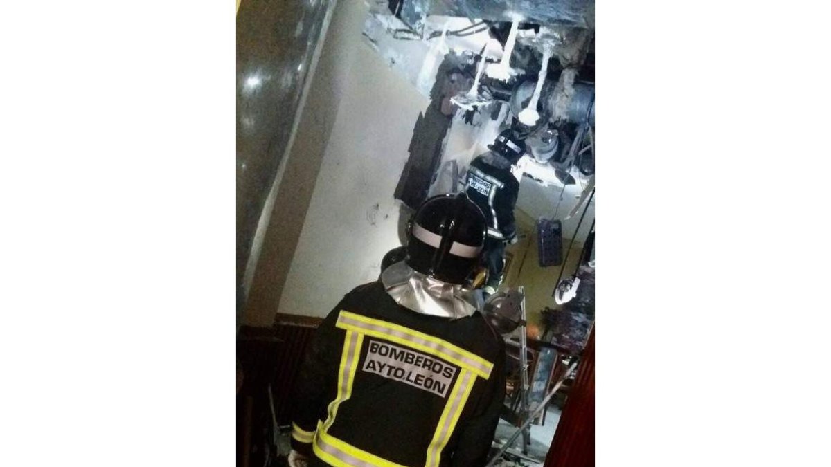 Los bomberos, en acción. L. CANAL