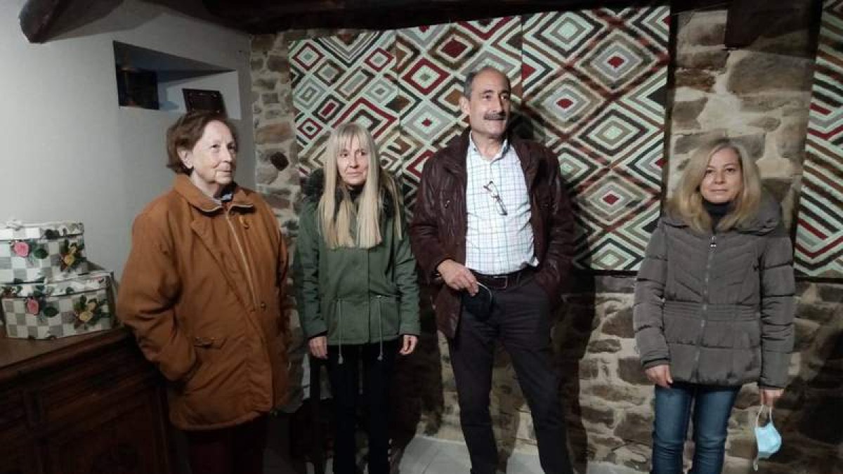 Nati Villoldo, la pedánea Tina Fernández, el alcalde de Truchas, Francisco Simón y otra vecina. DL