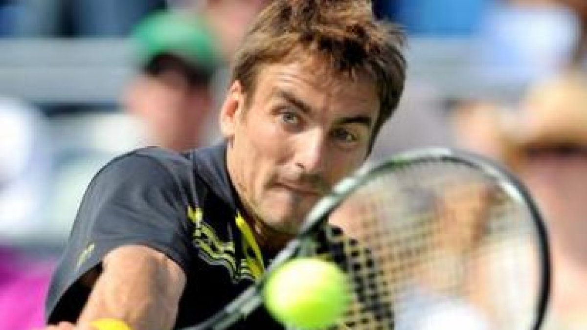 Robredo devuelve una pelota al ruso Mikhail Youzhny.