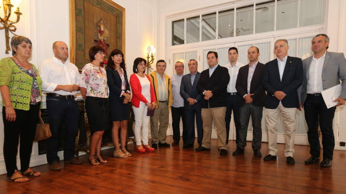 Los representantes del comercio explicaron a los cargos socialistas y a los sindicatos el problema que afrontan