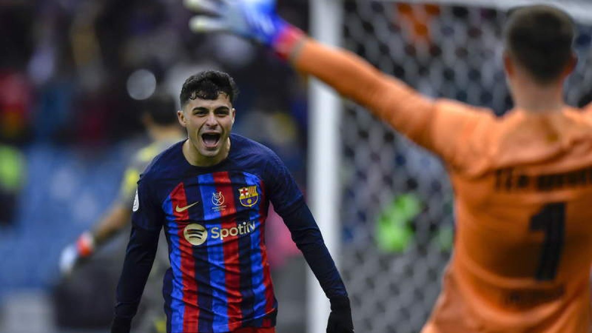 Pedri y Ter Stegen, los dos protagonistas en la tanda de penaltis para que el Barcelona lograra su pase a la final de la Supercopa. STR