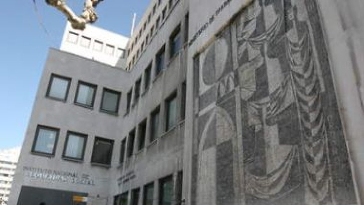 El edificio del INSS lleva más de dos años esperando la demolición.