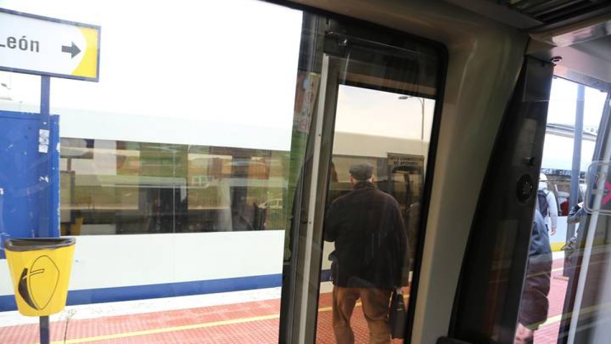 Un usuario de Feve se apea de un vagón. DL