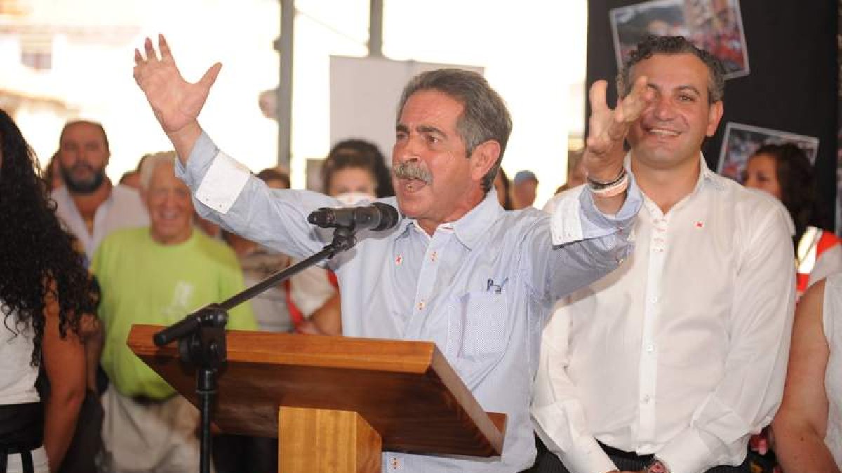 Miguel Ángel Revilla besó la bandera, cató la sidra y alabó el buen sabor de los embutidos de la comarca.