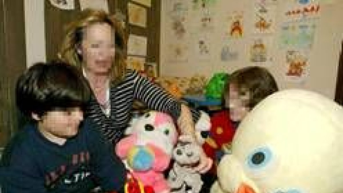 Un momento de juego entre una madre y un hijo incluidos en este programa pionero