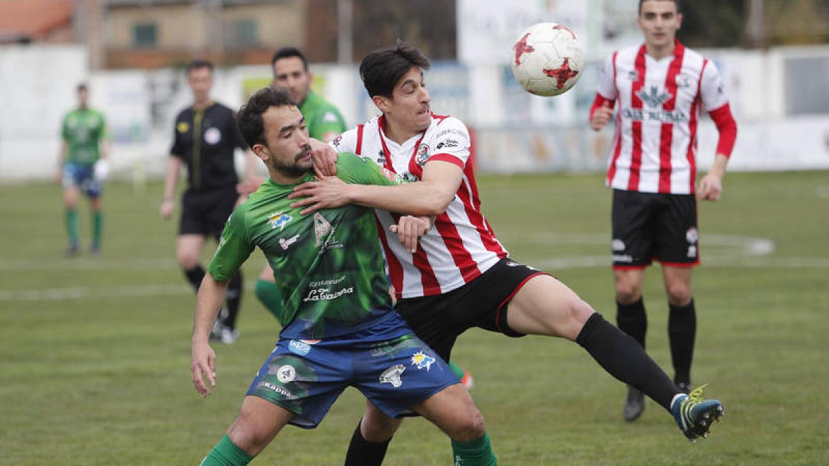 Javi Amor pugna con un defensor zamorano para hacerse con el balón. JESÚS F. SALVADORES