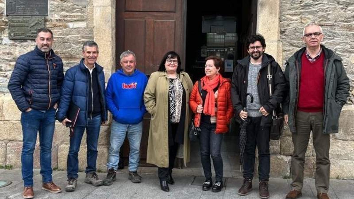 Las autoridades con los operarios de la restauración. DL