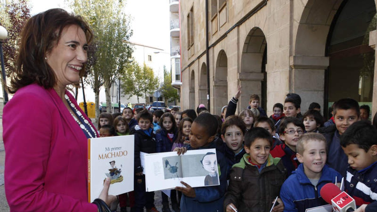 María Josefa García Cirac, presidenta de las Cortes, en un acto con escolares de la provincia de Soria.