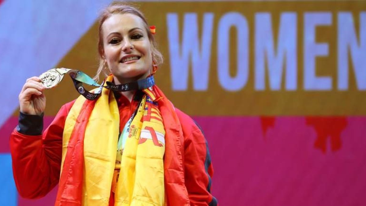 Lidia Valentín, con la medalla de plata que logró en el último mundial. JOZSEF SZAKA