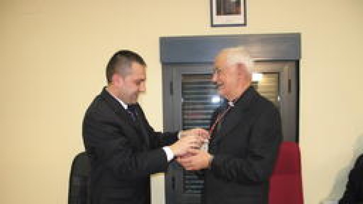 El alcalde Isidoro Díez impone la medalla de plata del Ayuntamiento al padre Tomás Álvarez.