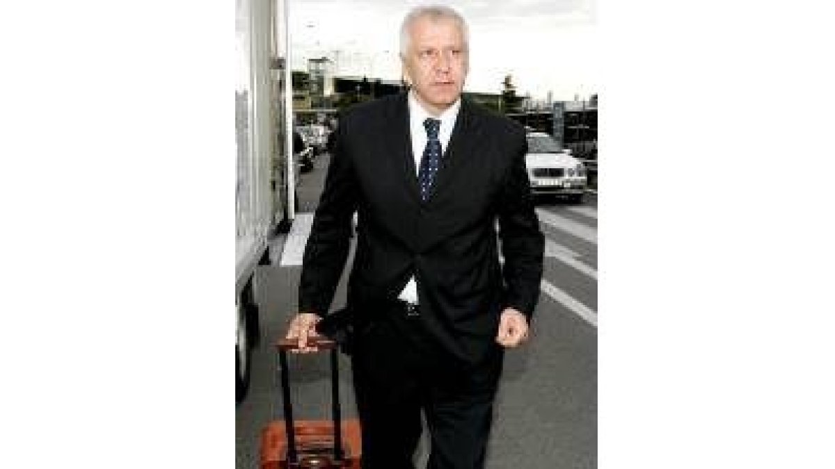 Dusan Galis, seleccionador eslovaco, tras bajarse del avión en Barajas