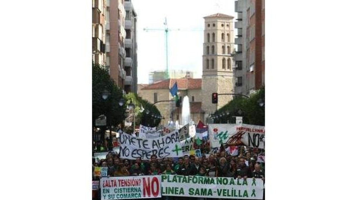 Miles de personas se manifestaron en León contra la línea.