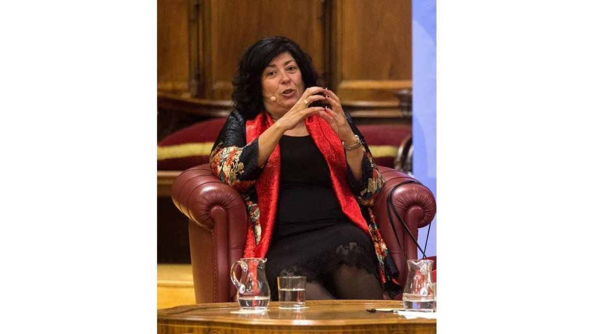 La escritora Almudena Grandes, durante el encuentro que mantuvo con Antonio Iturbe