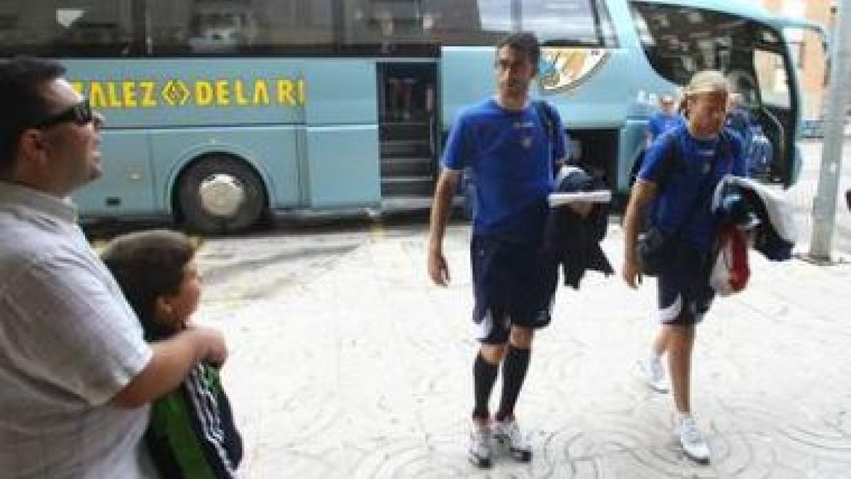 El plantel berciano a su llegada al hotel en Linares, alentado por dos aficionados del máximo rival
