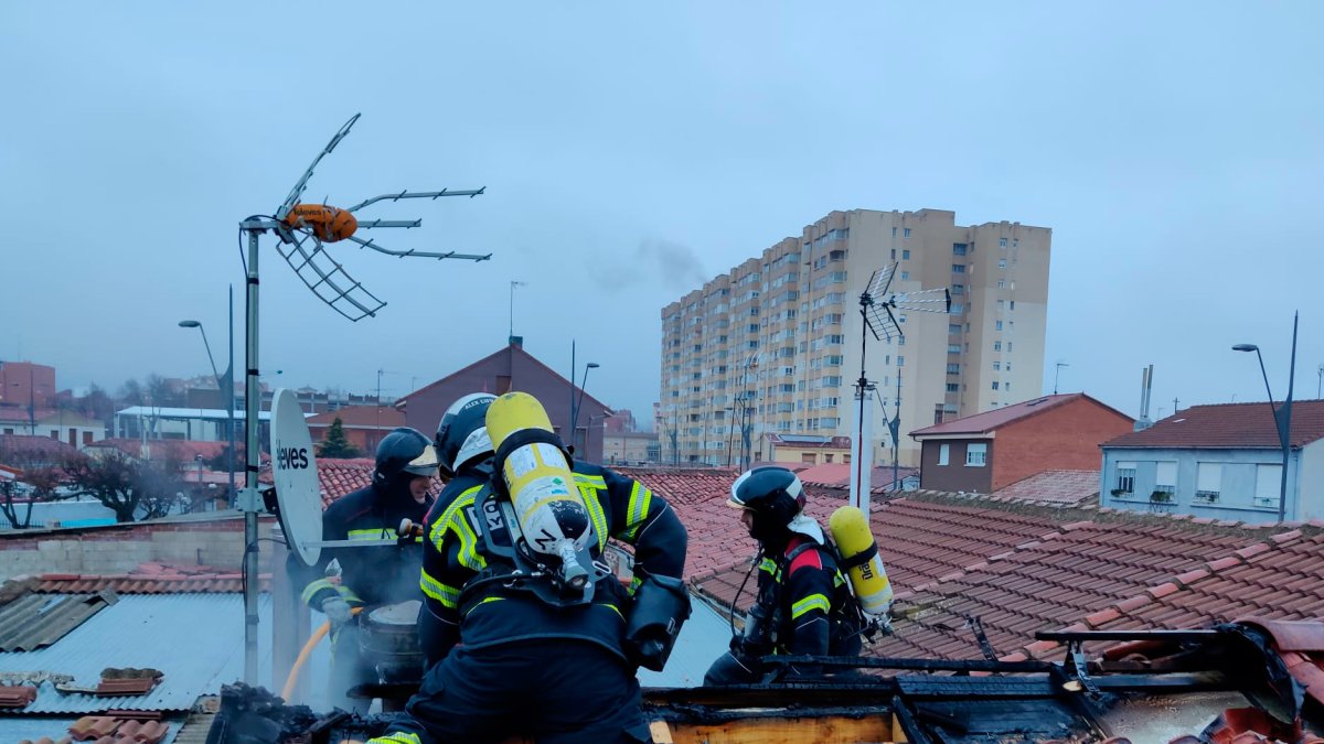 Bomberos de León en el incendio de una vivienda en el barrio de Pinilla. AYUNTAMIENTO DE LEÓN