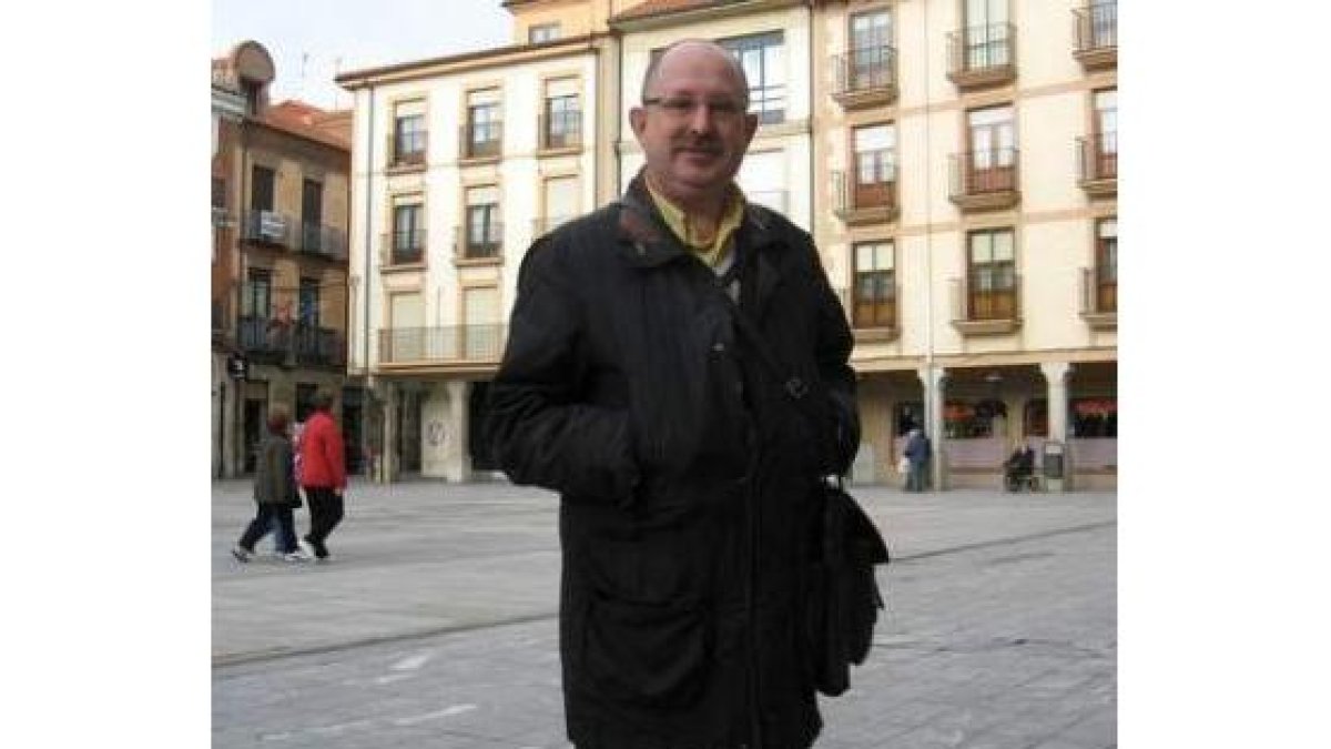 Julián León posa en la plaza Mayor de Astorga.