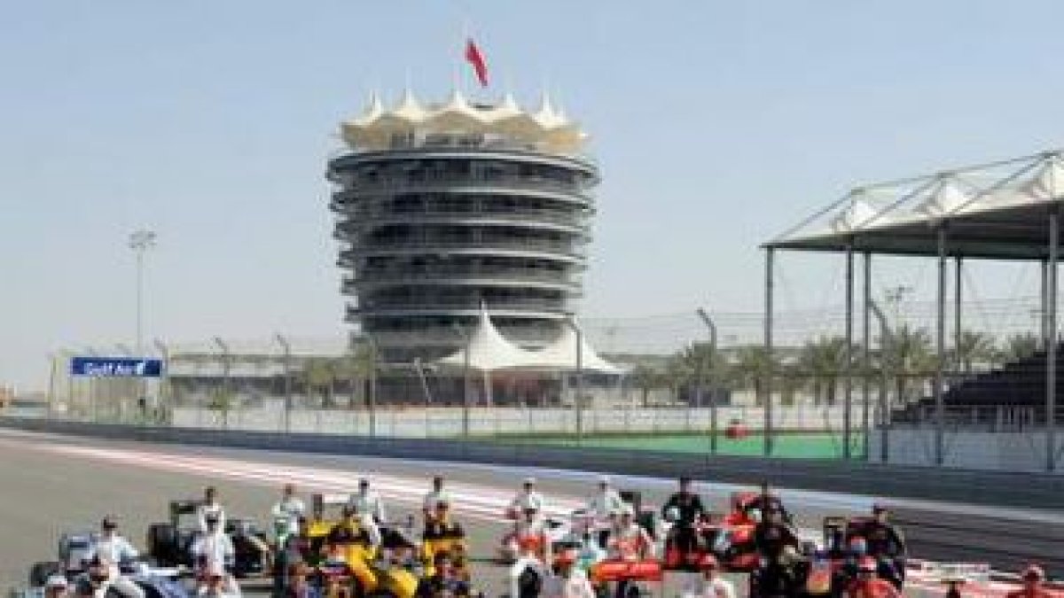 Los pilotos que forman la parrilla de la temporada 2010 posan en el Circuito de Bahrein.