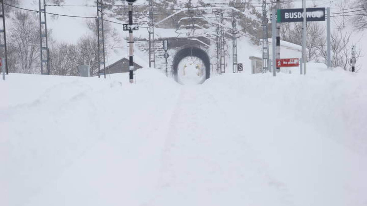 Paso actual del ferrocarril en Busdongo, donde abunda la nieve.