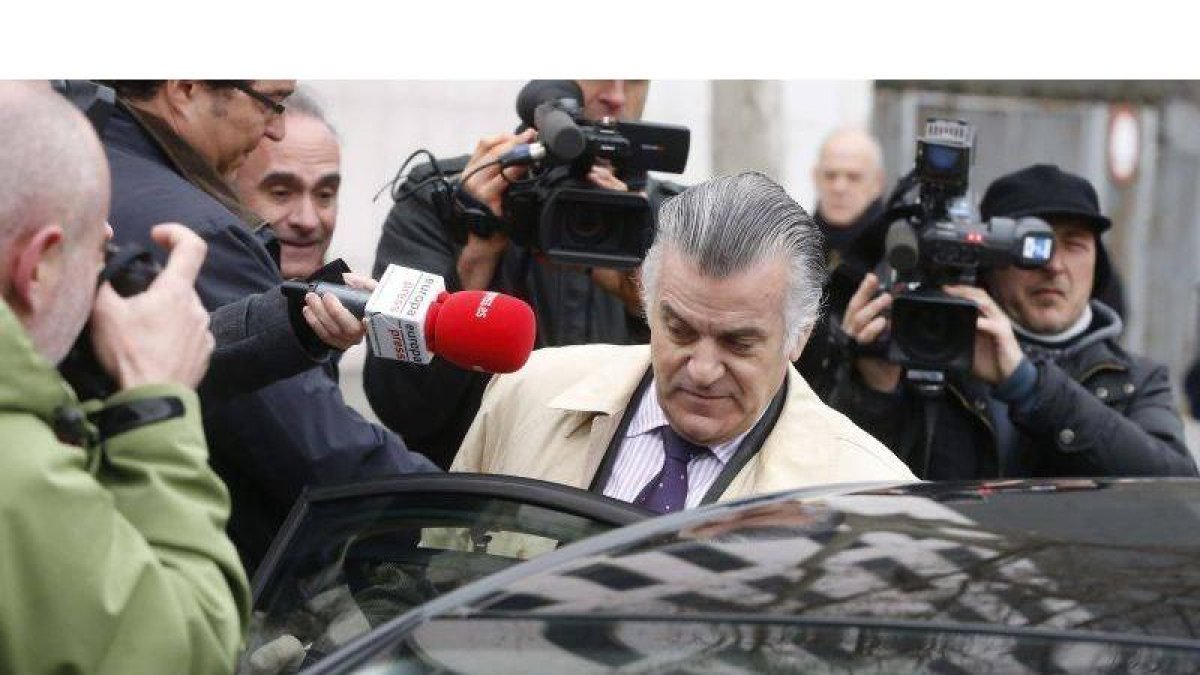 El extesorero del PP, Luis Bárcenas, a su salida de los juzgados de Plaza de Castilla.