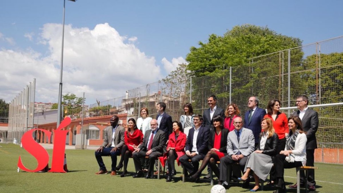 Pedro Sánchez posa para los medios junto a parte de su gobierno en la sombra hace dos años.