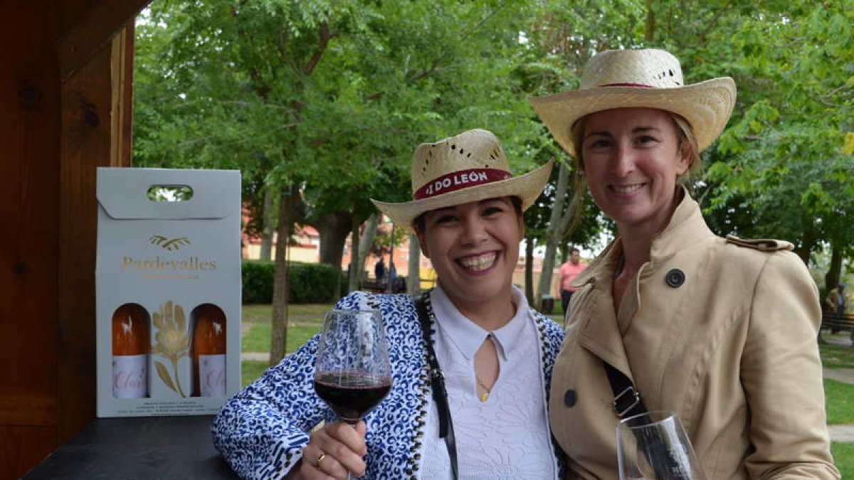 Dos mujeres degustando los vinos de la DO León en la última feria celebrada en 2019. MEDINA