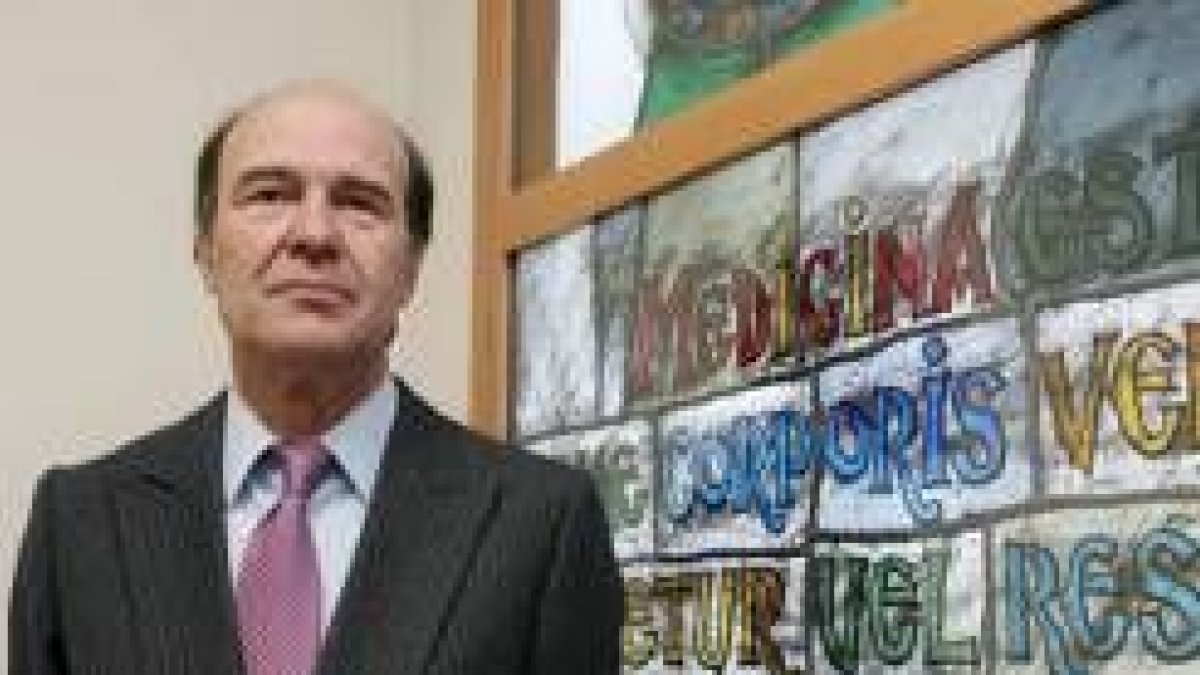 José Luis Díaz Villarig, en la sede del Colegio de Médicos recientemente remodelada