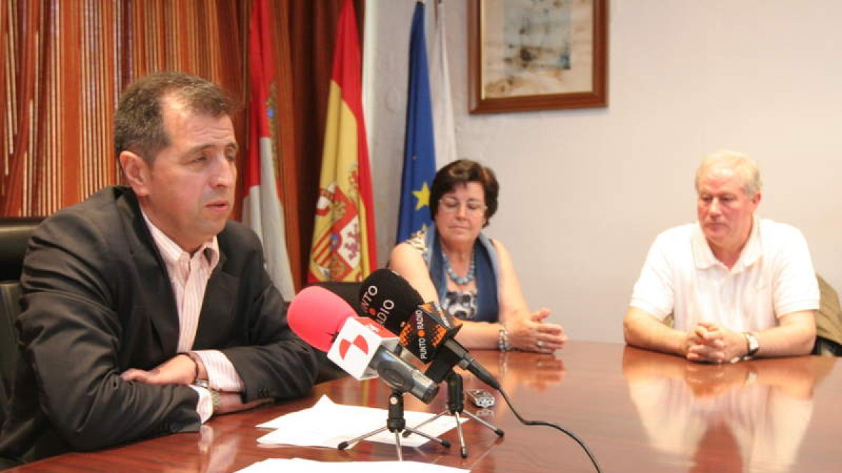 José Ramón Cerezales en Fabero junto a Demetrio Alfonso.