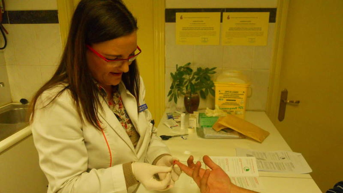 Prueba para la detección del VIH en una farmacia de León.