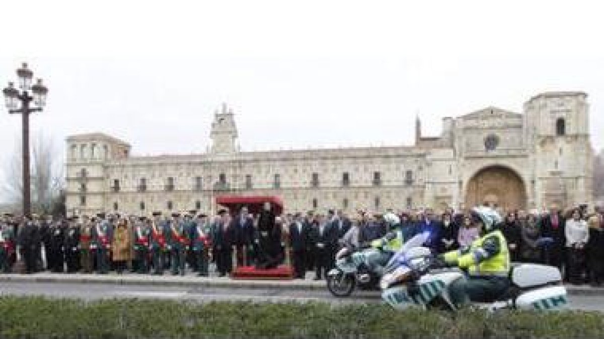 Autoridades civiles, militares y eclesiásticas asisten al desfile que cerró los actos ante la Plaza
