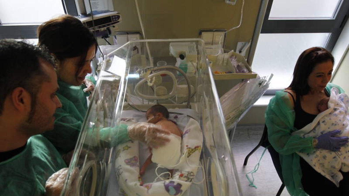 María Ángeles Pereira y Óscar Alba Barreiro, con su hijo Lucas, que pesó 1.420 gramos al nacer. Son de Ponferrada y han alquilado un piso en León.