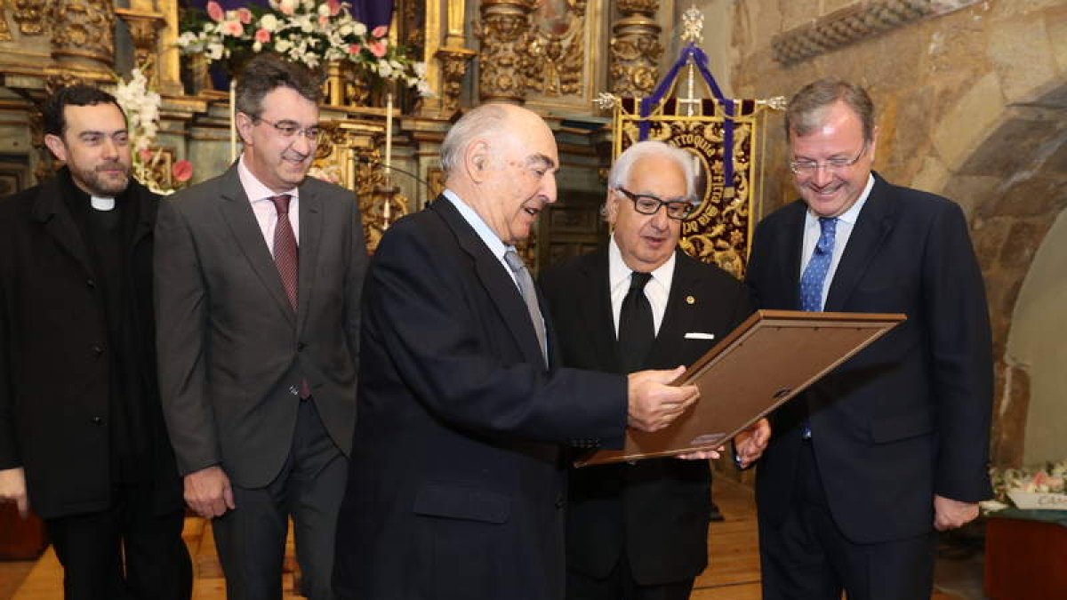 Fláker, Majo, Lamelas, Pablo San José con el título y Silván. RAMIRO