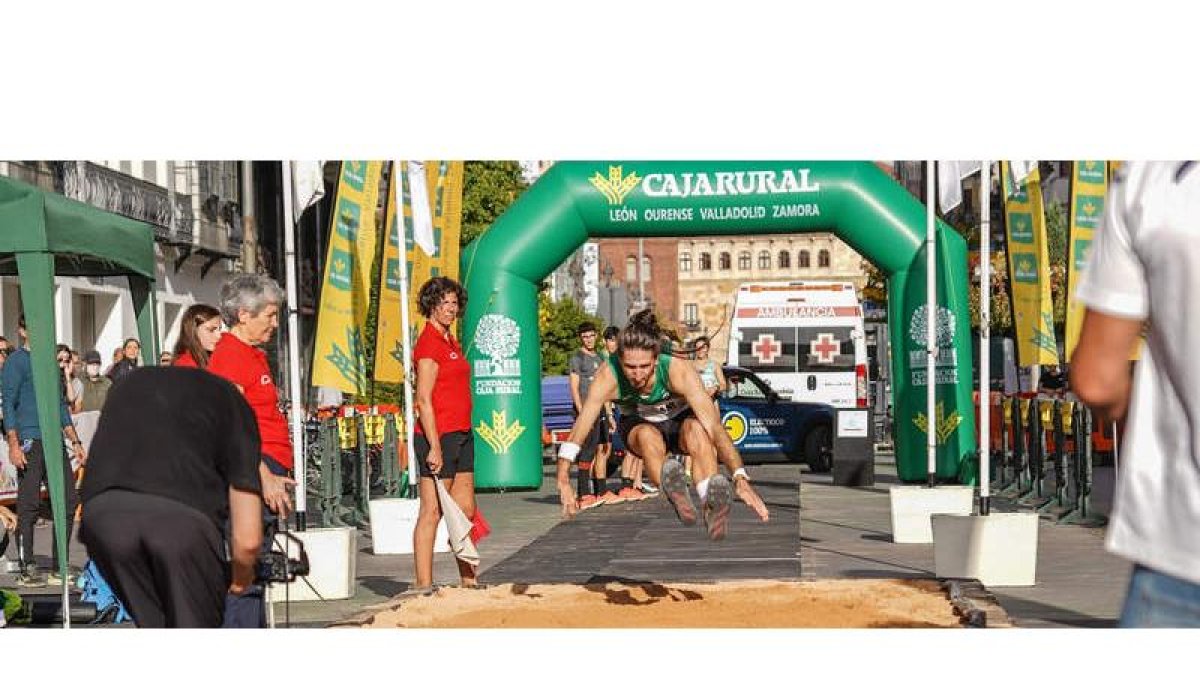 La calle Ordoño II protagonizó una jornada de atletismo con las figuras y también con los niños. MIGUEL F.B.