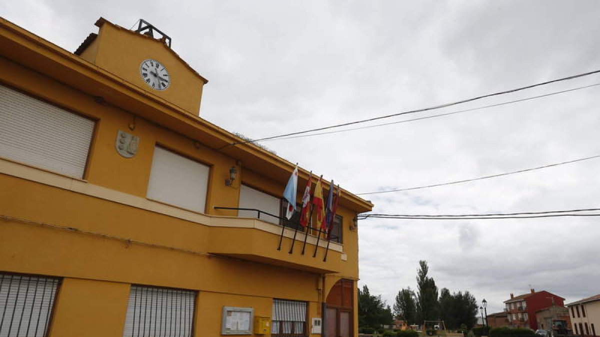 En el área de Valencia de Don Juan, como cabecera de comarca, los vecinos de Cimanes, Bariones y Lodermanos custodian sus tradiciones y formas de vida. Entre su patrimonio destaca la ermita de la Virgen de la Vega, que data del siglo XI. En ella se celebr