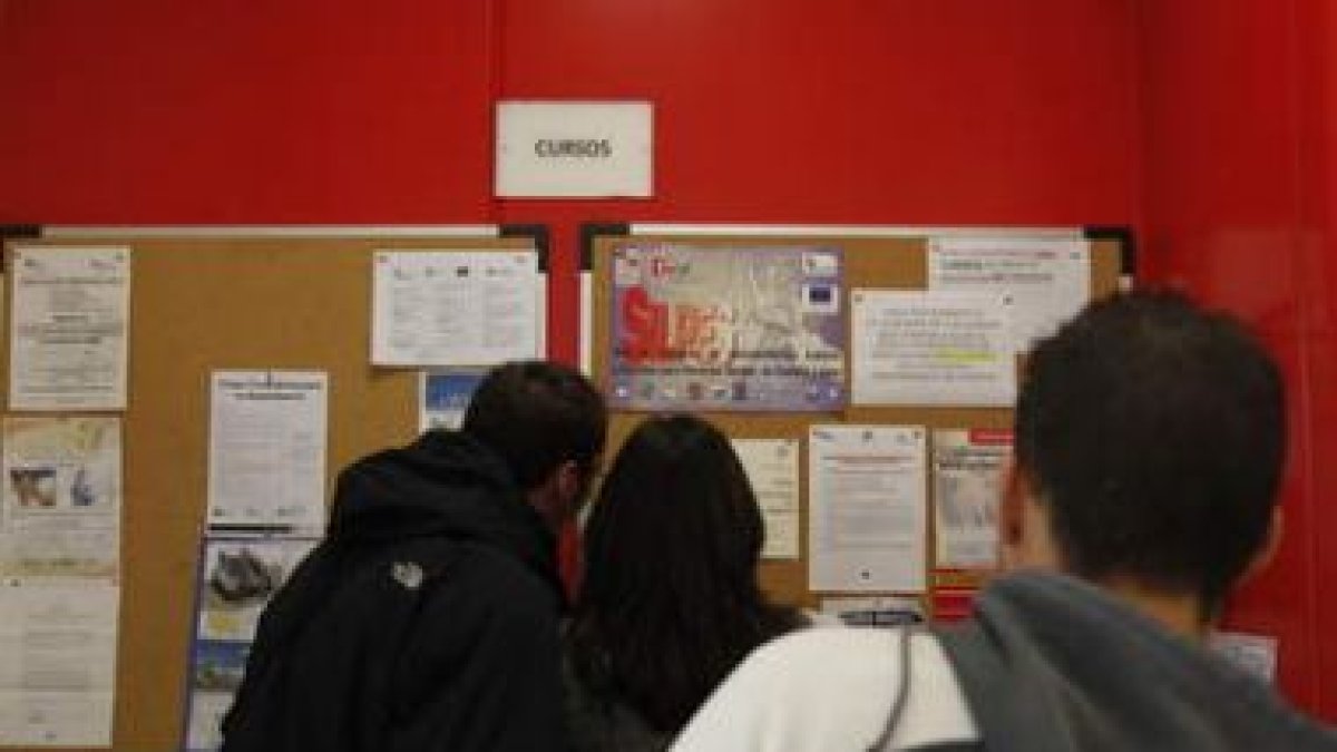 Los jóvenes sufren de manera especial la situación del mercado laboral.