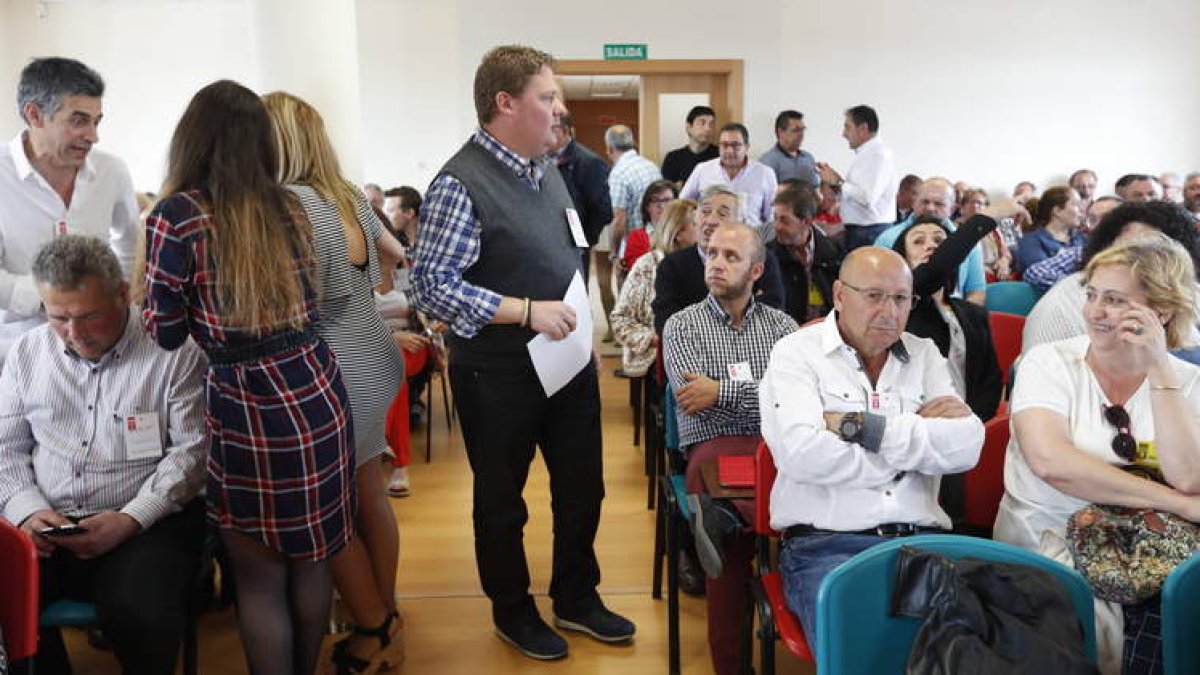 Momentos previos a la asamblea del congresillo del PSOE, ayer en Valdefresno. JESÚS F. SALVADORES
