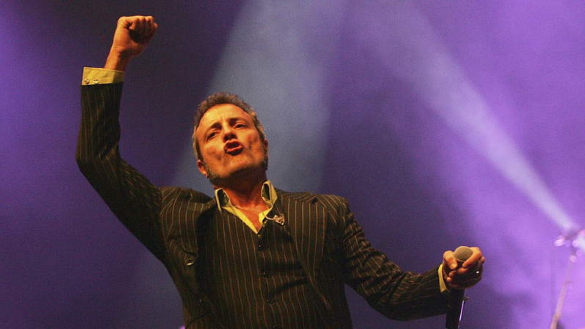 Imagen de archivo de Carlos Tarque, cantante de M-Clan, durante un concierto. KIKO DELGADO