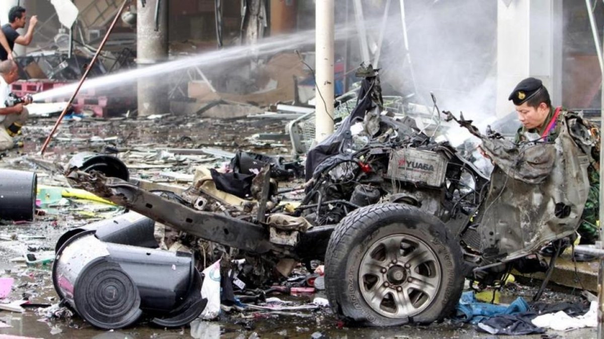 Restos de un coche destruido por las bombas que han estallado en el centro comercial.