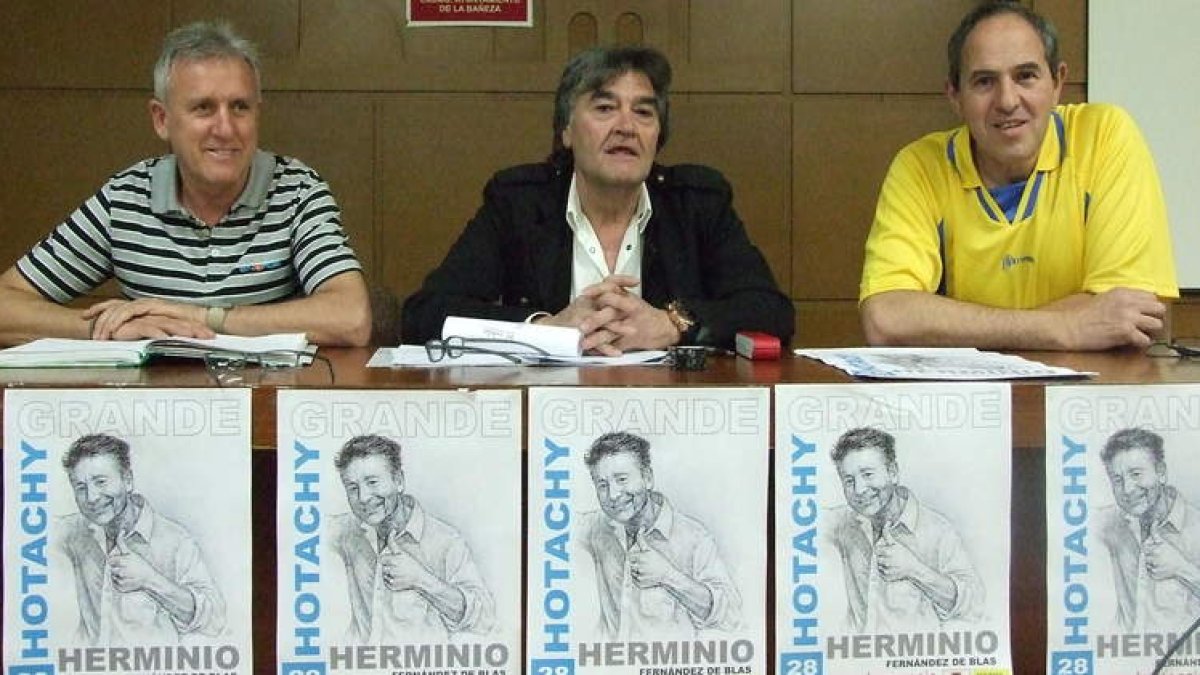 Los promotores, Andrés San Juan y César Lera, junto al concejal de Deportes