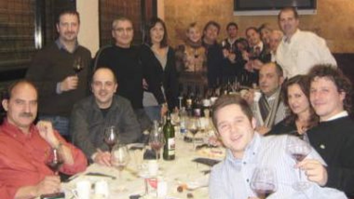 Algunos de los integrantes del grupo, tras la cata realizada en la «Taberna Mateos».