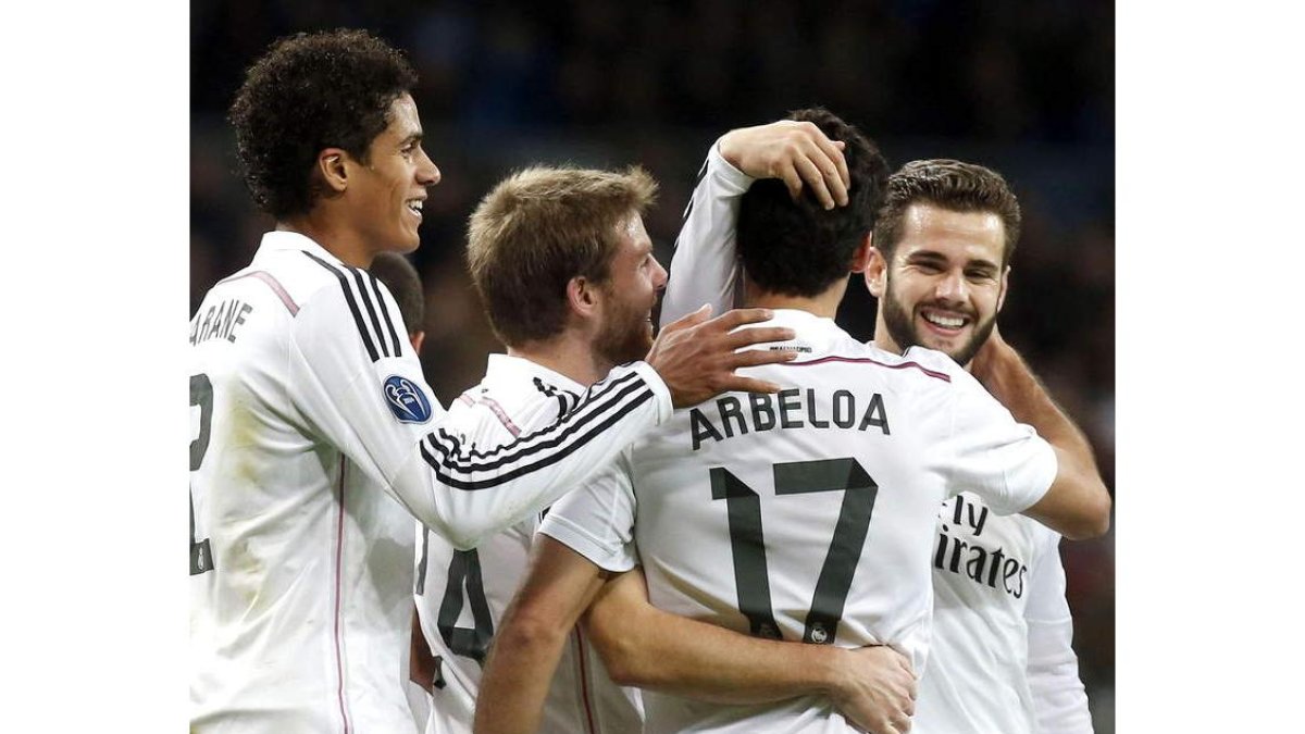 Los jugadores del Madrid felicitan a Álvaro Arbeloa tras marcar el tercer gol al Ludogorets.