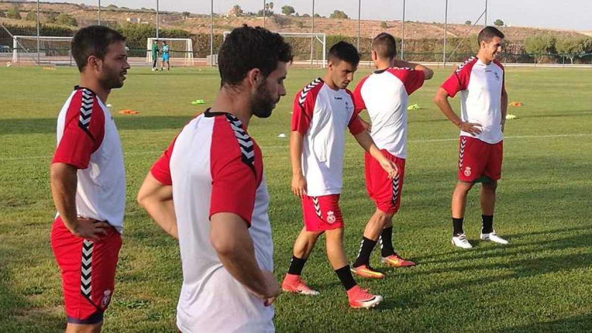 Los jugadores de la Cultural entrenaron en la localidad murciana de Totana antes de acometer hoy frente al Lorca el primer encuentro de Liga de Segunda División. DL