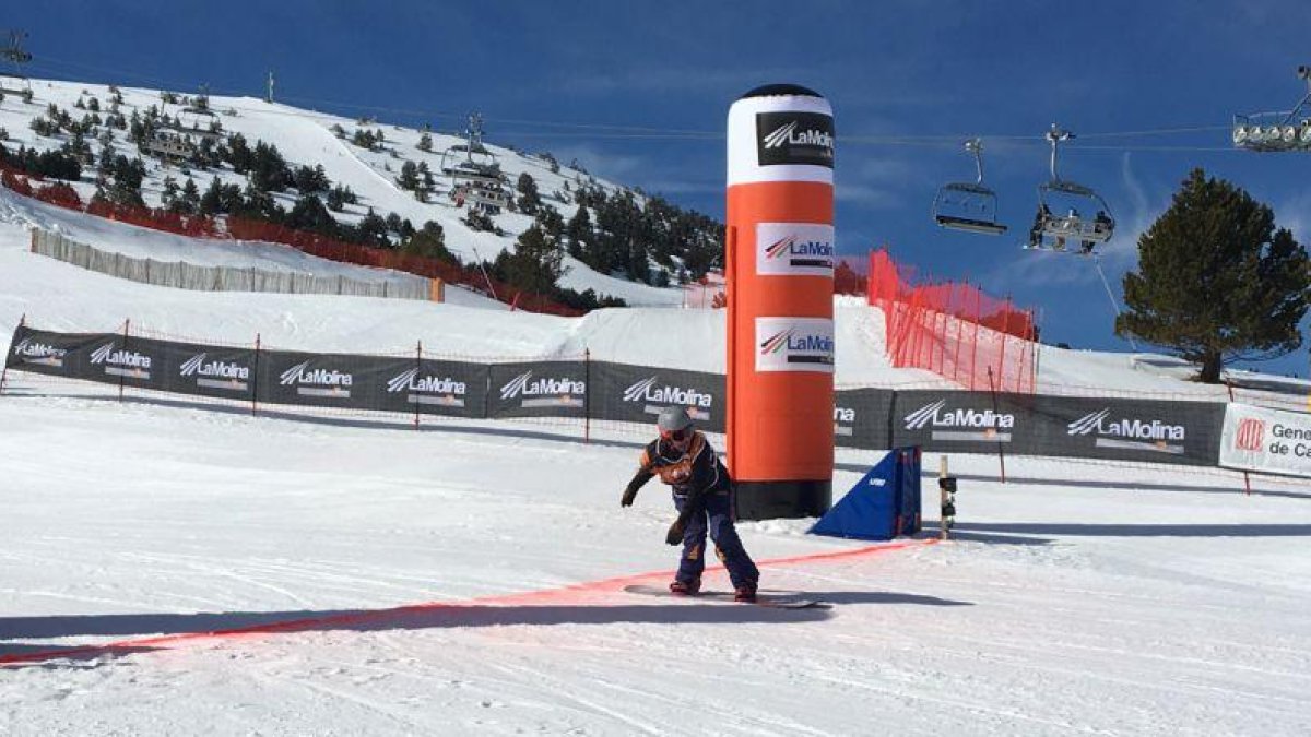 Astrid Fina cruza la meta en segunda posición en la Copa del Mundo de snowboard paralímpico disputada en La Molina.