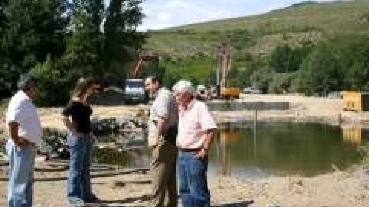 García junto a varios vecinos de La Garandilla en la zona de las obras