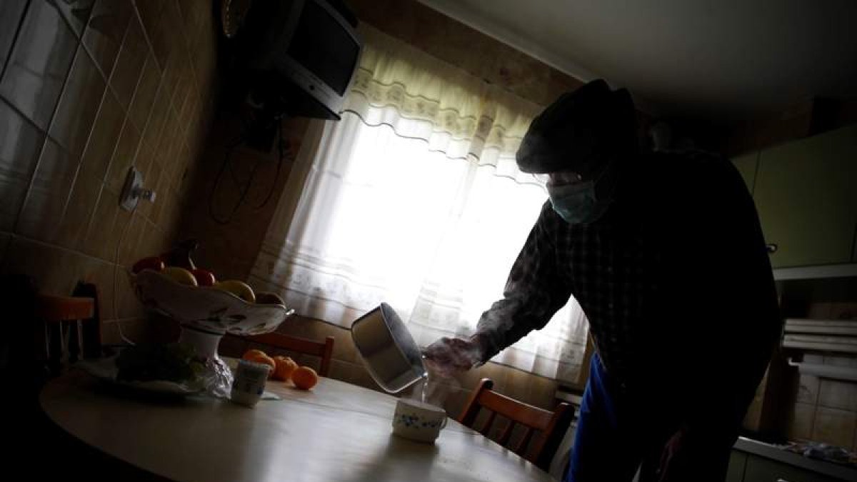 Un hombre se prepara una infusión durante el confinamiento. CABALAR